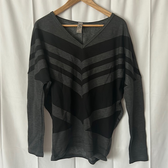 Go Couture Tops - Go Couture Super Soft Grey/Black Chevron Sweatshirt Top **Size L**